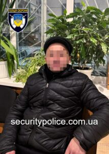 Затримали. На Дніпропетровщині чоловік побив та вигнав з дому дружину