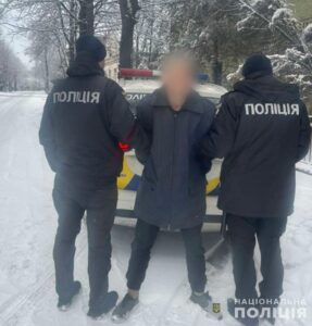 Сумку з грошима і картками вирвав чоловік у пенсіонерки на Дніпропетровщині
