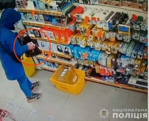Вкрав повербанків на 10000 гривень. У Дніпрі затримали крадія