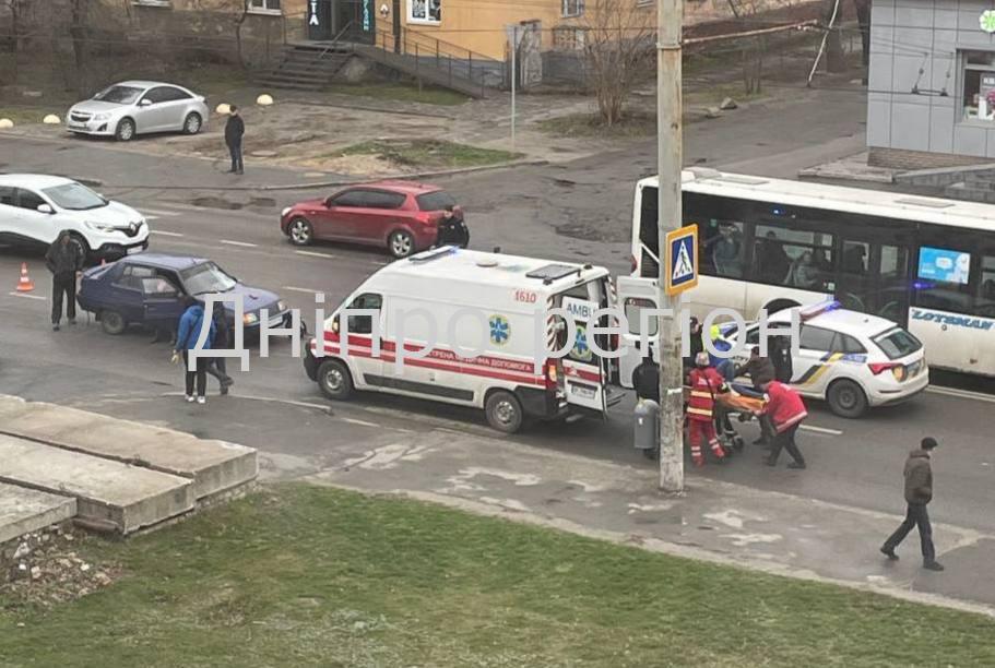 Вагітну жінку прооперували. У Дніпрі машина на зебрі збила маму з двома дітьми