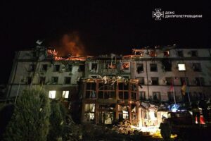 Ворожа ракета вдарила по готелю на Дніпропетровщині. Людей дістають з-під завалів