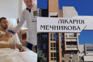 У Дніпрі лікарі рятують бійця, якому вибухівка з дрона впала під ноги (Відео)