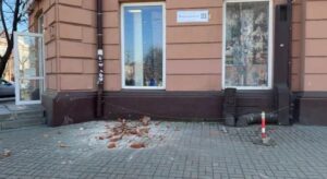 Небезпека над головами. У Дніпрі в центрі міста падає цегла з будинку