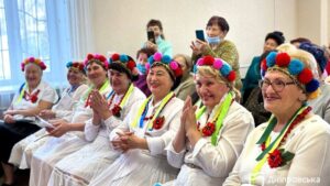 Чоловіки в жіночих образах і щасливі гості. У Дніпрі пройшов захід «Супер бабуся»