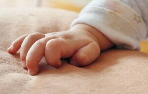 Немовля лежало на підлозі. У Дніпрі жінка народила дитину вдома у ванній