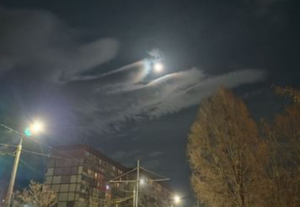 Дивовижне явище. У небі над Дніпром побачили руку, що тримає місяць