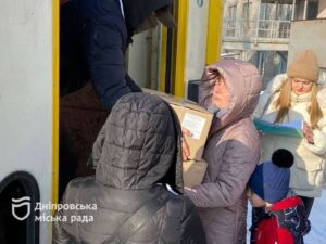 Крупи, чай, консерви, цукор. Де в Дніпрі отримати продуктові набори безкоштовно