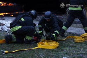 Ворог ударив по Дніпру та області. На місці трагедії працюють рятувальники