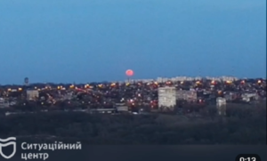 У небі над Дніпром зійшов червоний місяць (відео)