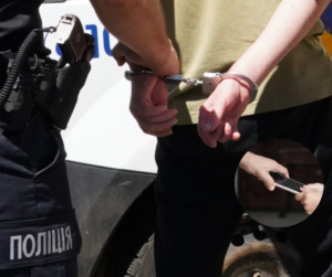 Йшов слідом за дитиною. На Дніпропетровщині у 8-річної дівчини злочинець вкрав телефон