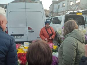У Дніпрі на “Озерці” люди стоять в черзі за квітами (фото)