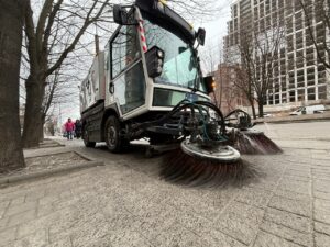 У Дніпрі почали очищати дороги і тротуари після зими