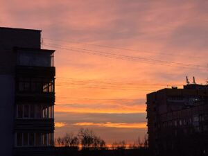 Дніпро занурився в багряне сяйво. Містяни спостерігають червоне природне явище