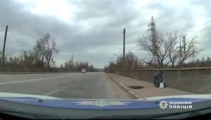 У Кривому Розі поліцейські врятували життя чоловіку, який хотів стрибнути з мосту (Відео)