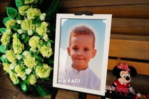 Мама на колінах перед портретом 7-річного сина. Прощаються з Радіславом, який загинув у Кривому Розі