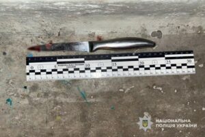 Вдарив ножем на сходах багатоповерхівки. Чоловік вбив 12-річного хлопця на Дніпропетровщині