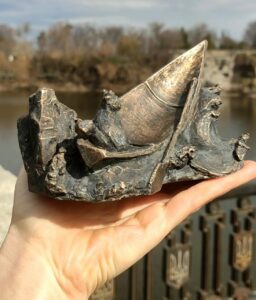 Мініскульптура «Дніпровські лоцмани» повернулась до Дніпра