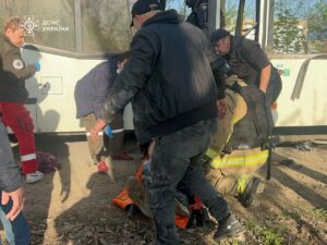Ворожі дрони вдарили по автобусу в Марганці. З’явились фото з місця трагедії