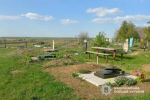 Поліція Дніпропетровщини затримала жінку за наругу над могилами