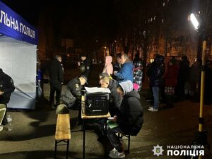 Нічні вибухи в Дніпрі. Поліція допомагає постраждалим