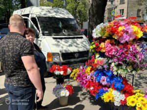 У Дніпрі штрафують за штучні квіти на поминальні дні. Куди повідомляти про незаконну торгівлю