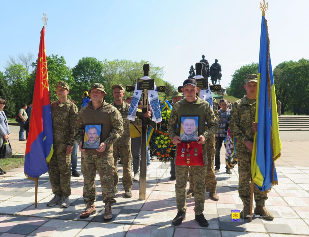 Люди стояли навколішки. Двох загиблих бійців провели в останню путь на Дніпропетровщині