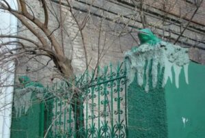 Таємниці будинку з жабами: дніпрянам показали чудернацький маєток в центрі Дніпра