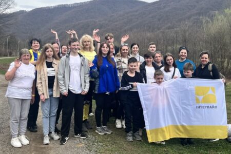 Зберегти памʼять та жити далі: як Інтерпайп Пінчука допомагає родинам загиблих, зниклих без вісті та полонених