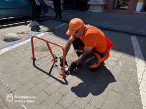 У Дніпрі звільняють вулиці від незаконних паркувальних блокаторів