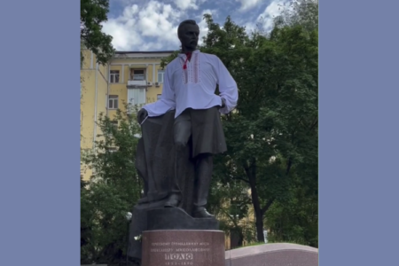 День вишиванки-2025: У Дніпрі вперше на пам’ятник Олександру Полю «одягнуть» вишиванку (Відео)