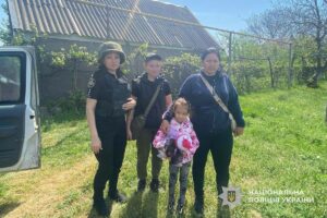 З прифронтового села на Дніпропетровщині евакуювали родину з дітьми