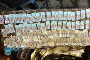 Троє шахраїв з Дніпра продавали неіснуючі речі через Інтернет