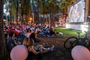 У Дніпрі працює безкоштовний кінотеатр під відкритим небом