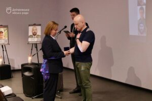 У місті посмертно нагородили захисників з Дніпра. Почесні медалі «Захисник Вітчизни» отримали родини полеглих