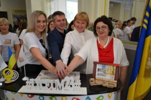 Унікальна подія: Дніпровський ліцей №23 випустив власну поштову марку
