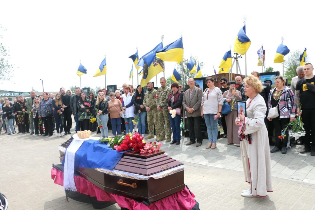 Війна забирає найкращих. В останню путь провели захисника, відомого мешканця Нікополя
