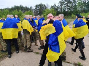 Втомлені й знесилені. До Дніпропетровщини з ворожого полону повертаються наші захисники