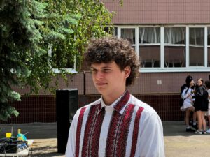 15-річний дніпровський волонтер Тимофій завжди їде на місце “прильотів” (відео)