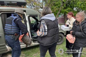Чуттєві кадри. Поліцейський Межівської громади евакуював понад 30 родин з дітьми