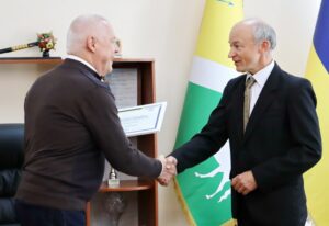 На Дніпропетровщині відомий лікар отримав грамоту від МОЗ