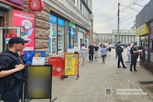 Різанина в центрі міста. У Дніпрі біля вокзалу чоловік поранив перехожого ножем