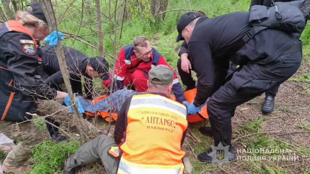 Пошукова собака з Дніпропетровщини знайшла живим чоловіка, якого розшукували 6 днів