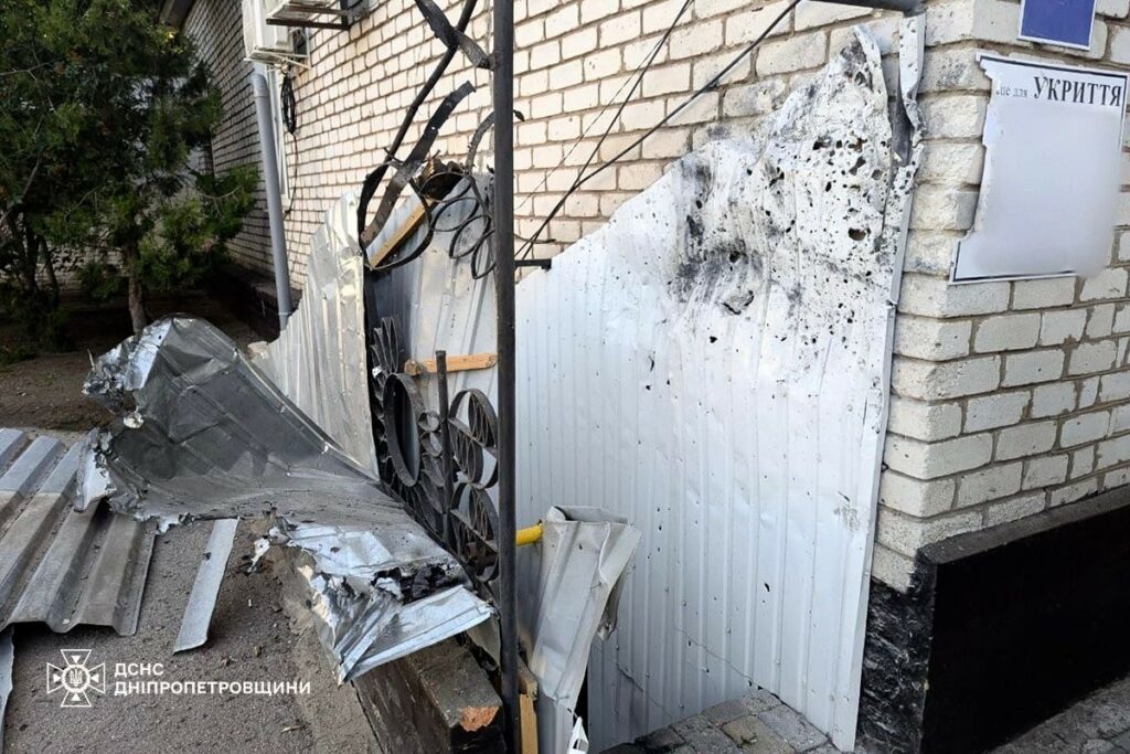 Ворог атакував підрозділ ДСНС у Нікополі: ФОТО