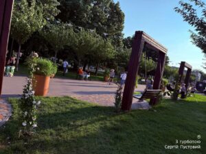 Нова романтична локація у Дніпрі. У сквері Усачова з’явилися “Арки закоханих”