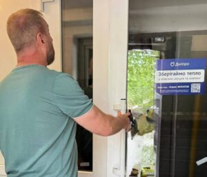 У Дніпрі встановлюють нові тамбурні двері: мешканці платять лише 5%
