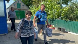 Їдуть цілими вулицями. Як на Дніпропетровщині триває евакуація (відео)