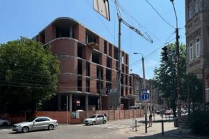 У Дніпрі в центрі міста активно будують новий діловий комплекс