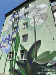 У Дніпрі з’явивися новий стінопис. Заквітчали будинок
