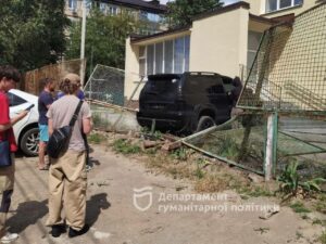 У Дніпрі авто протаранило дитячий садок. Фото з місця подій