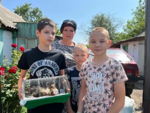 У Межівській громаді триває евакуація родин з дітьми. Чуттєві фото